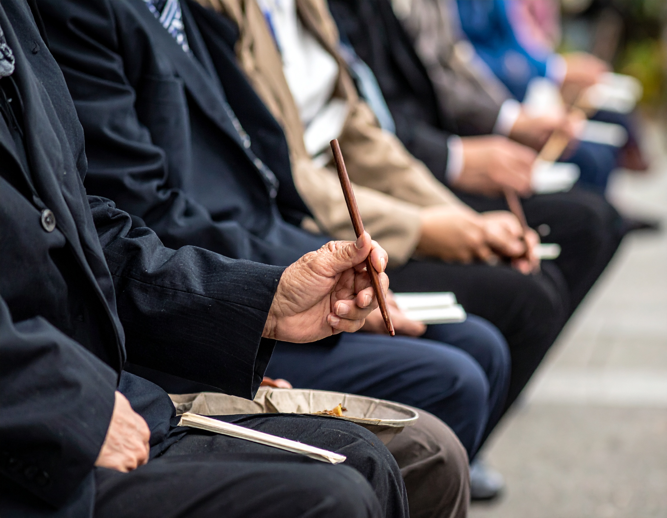 故人を偲ぶ【葬儀で泣ける曲】感動と涙腺崩壊を呼ぶBGM選